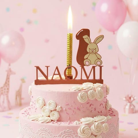 Personalisierter Hasen-Cake-Topper mit Name und Alter auf einer pastellfarbenen Geburtstagstorte